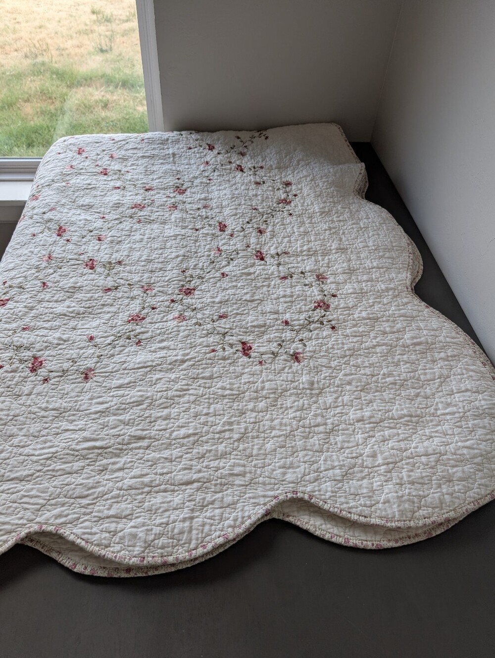 Better Homes & Gardens Cream Beige Quilted Bedspread Scalloped Edge Size 92"X90"